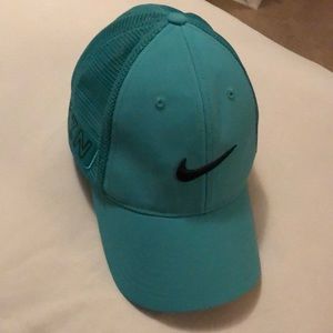 NIKE vapor golf hat
